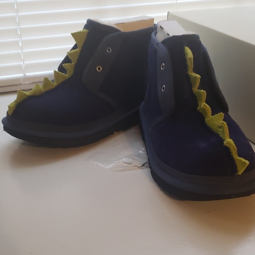 Brand New UGG Big Kid Dinosaur Suede Boots Sz 5